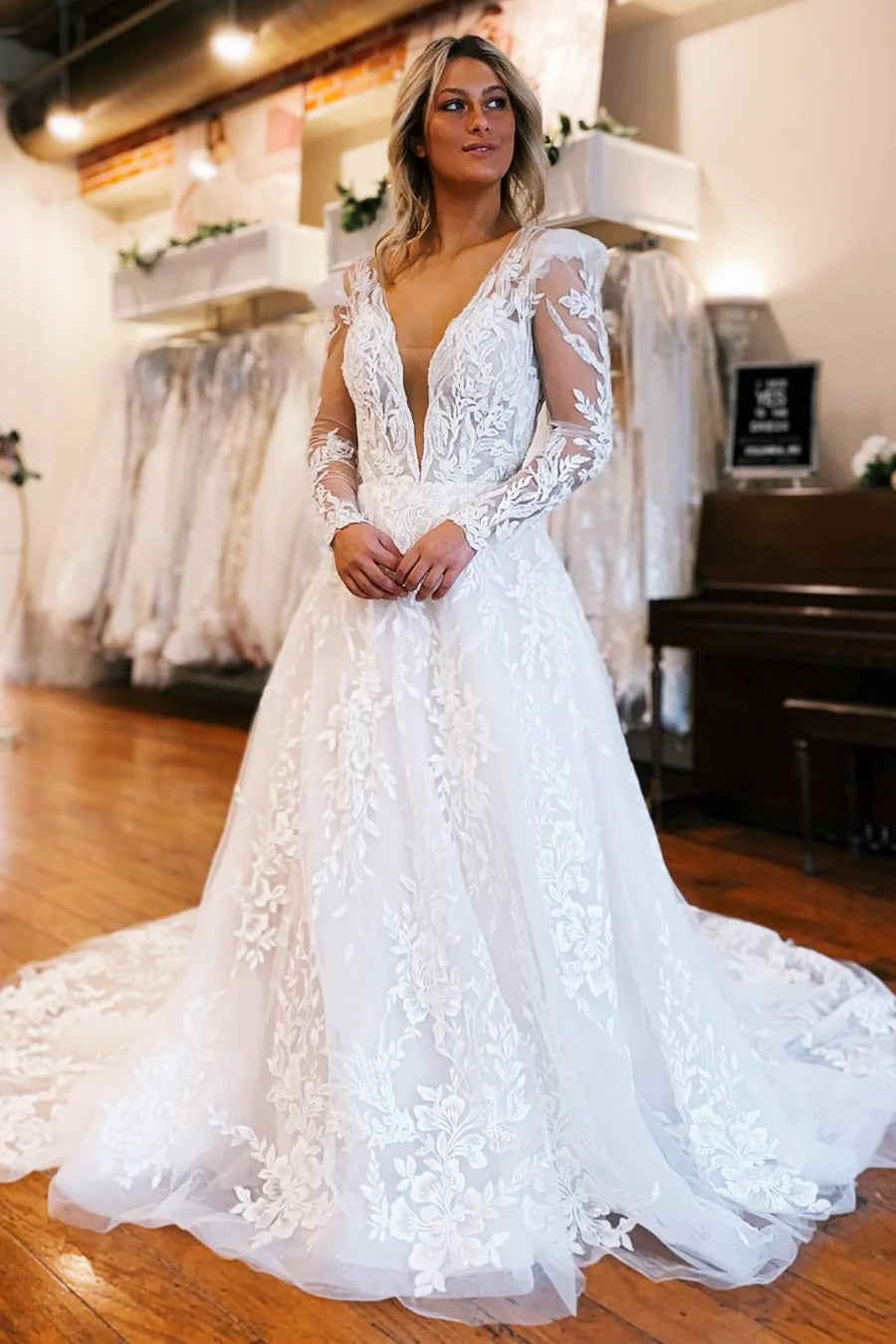 Robe de mariée longue coupe trapèze à décolleté plongeant en V et appliqués